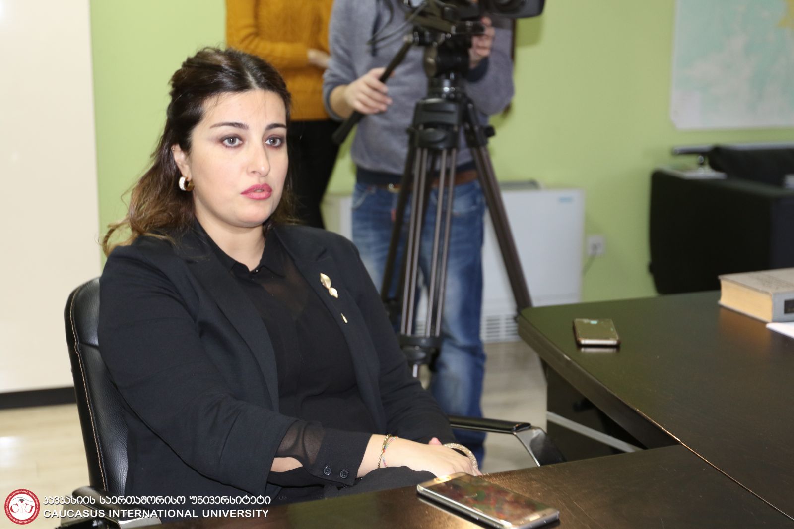 ვახტანგ წივწივაძემ 500 ლარიანი სასწავლო გრანტის დამადასტურებელი მოწმობები ბორჯომის მერს გადასცა