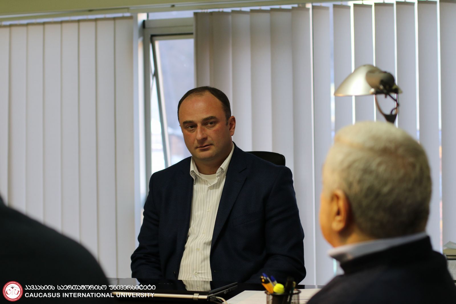 ვახტანგ წივწივაძემ 500 ლარიანი სასწავლო გრანტის დამადასტურებელი მოწმობები ბორჯომის მერს გადასცა