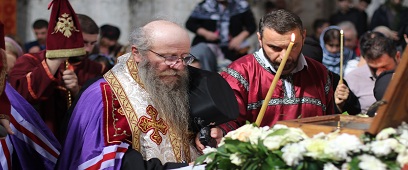 კსუ-ს კანცლერმა ალავერდის ტაძარში დაბრძანებული ქეთევან წამებულის წმინდა ნაწილები მოილოცა