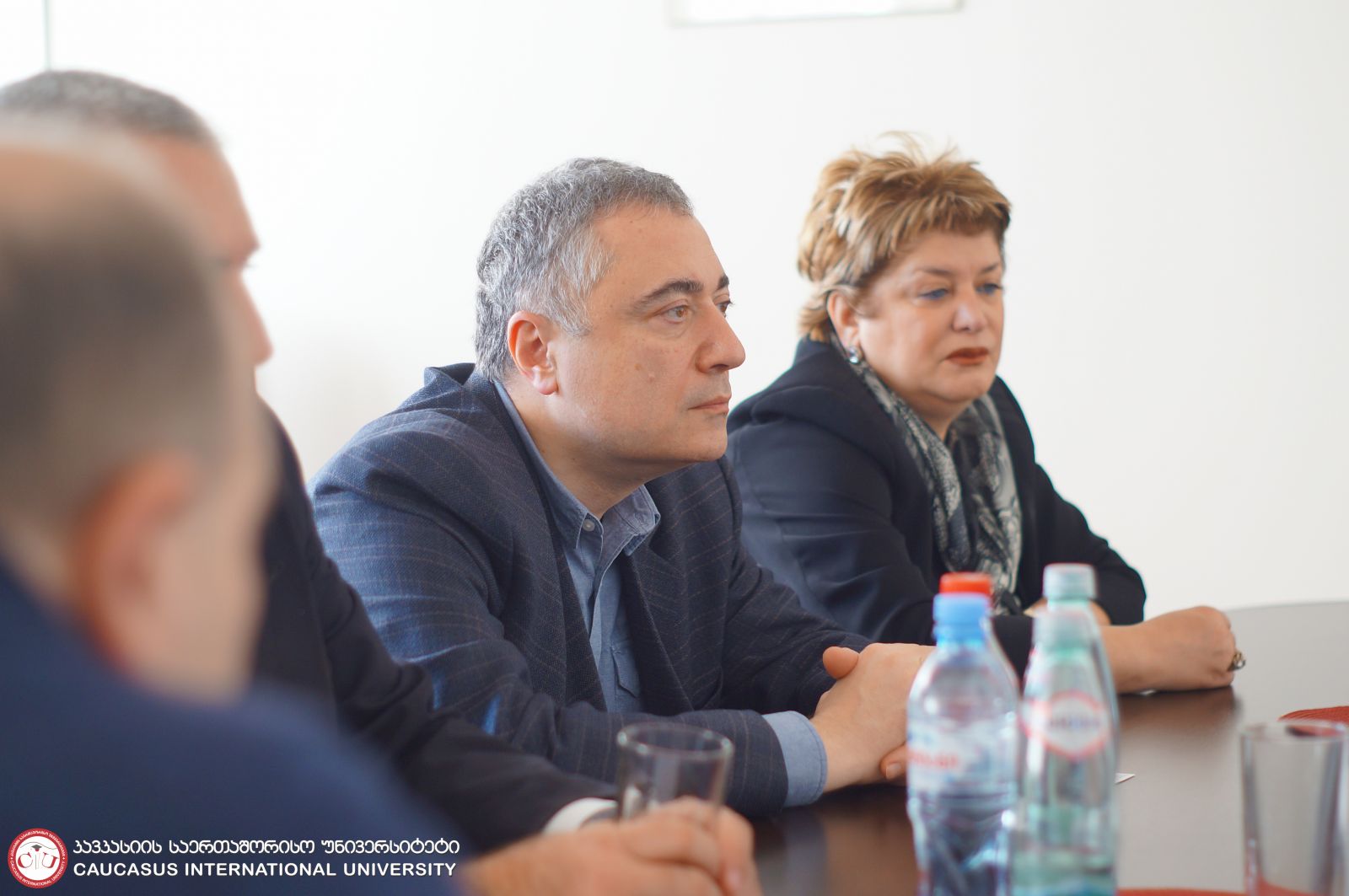 მრგვალი მაგიდა 
