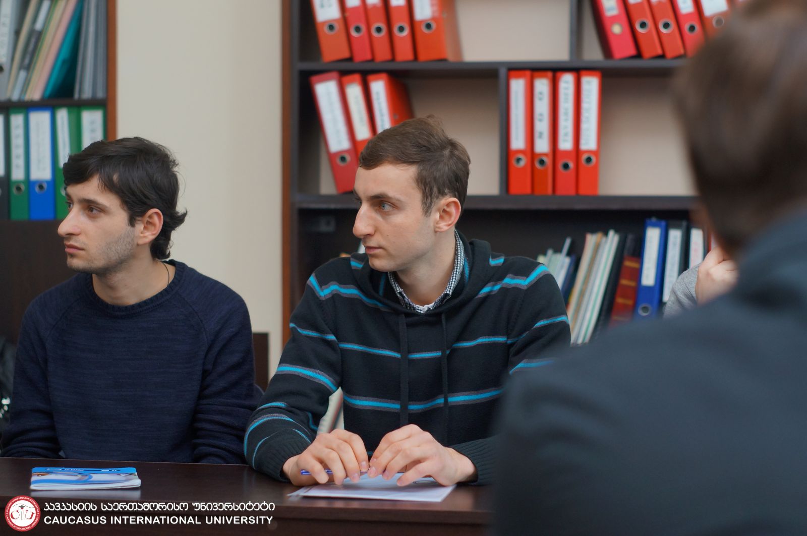 მრგვალი მაგიდა 