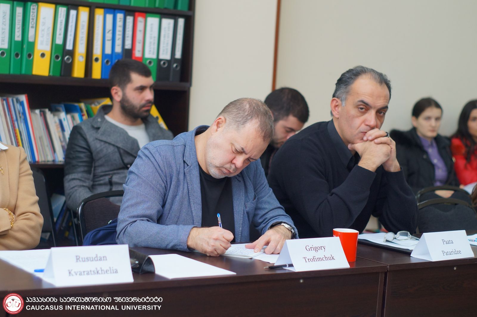მრგვალი მაგიდა 
