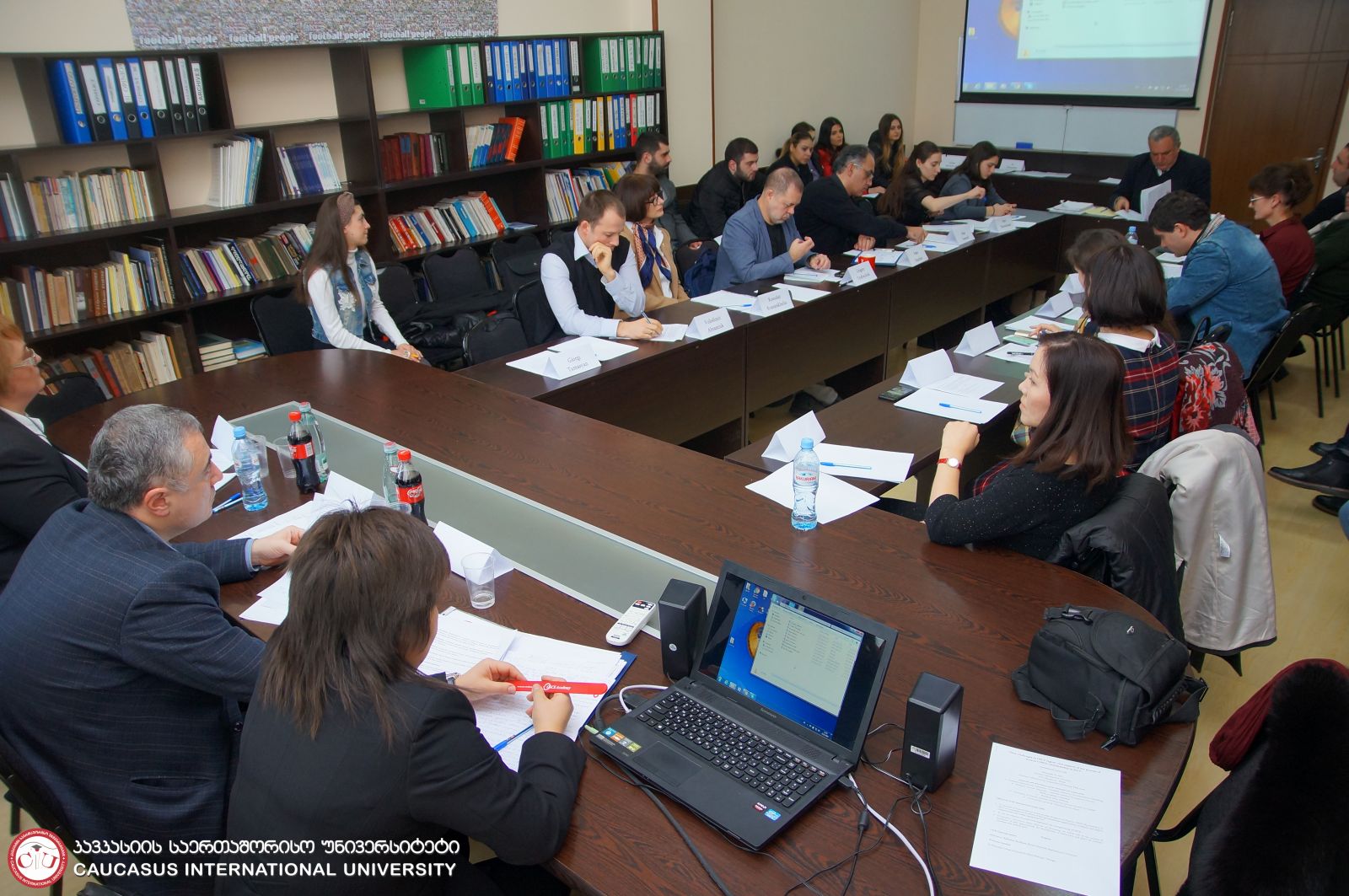 მრგვალი მაგიდა 