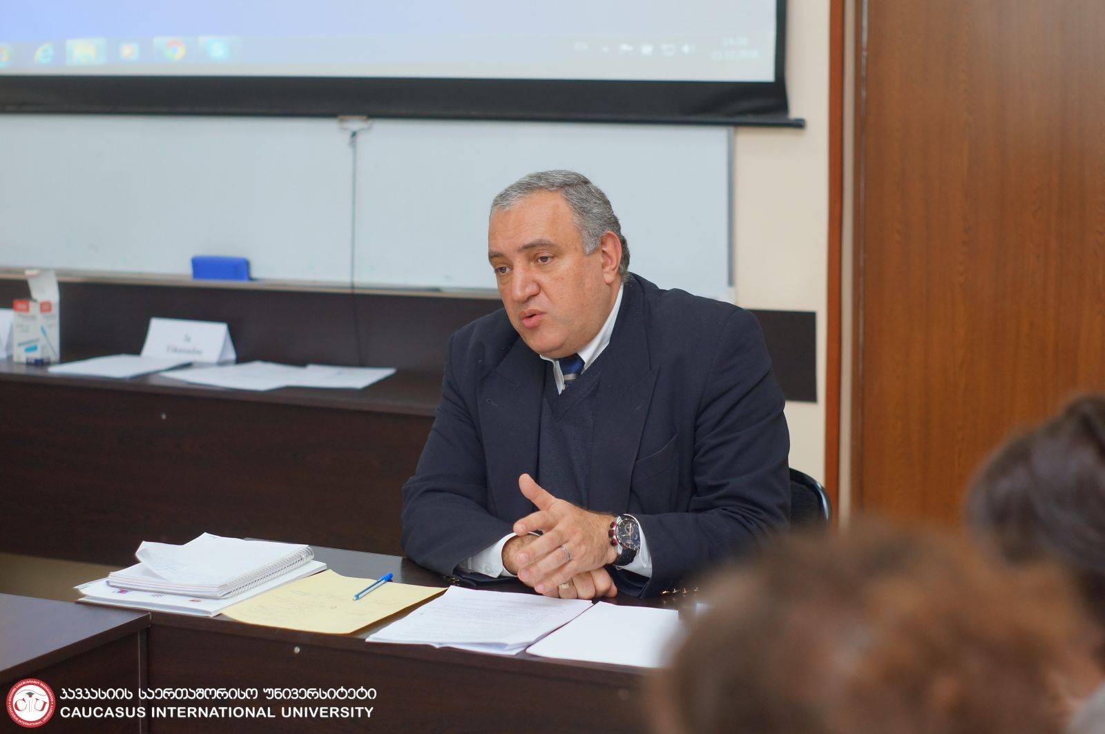 მრგვალი მაგიდა 