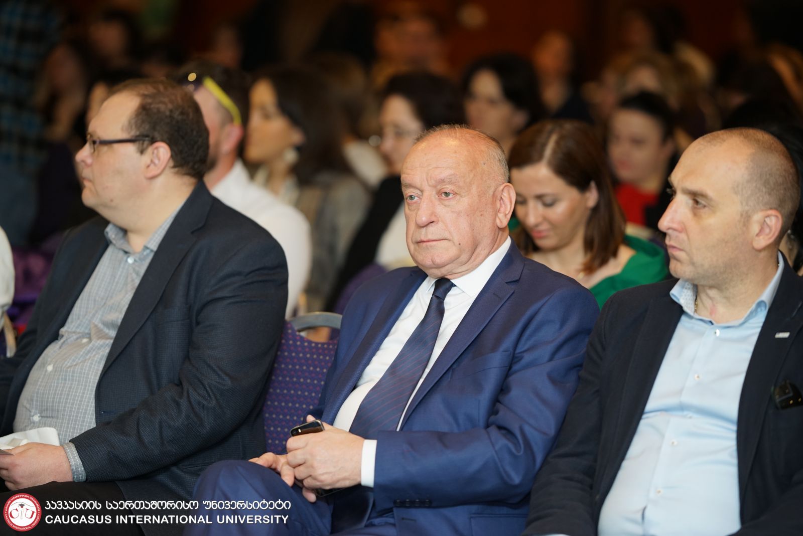 სტომატოლოგიური კონგრესის გამარჯვებულებს საჩუქრები კსუ-ს მედიცინის ფაკულტეტის დეკანმა - ლალი მეკოკიშვილმა გადასცა