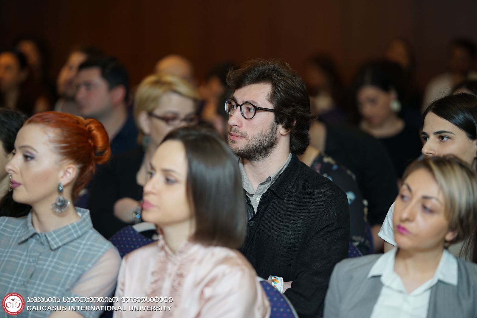 სტომატოლოგიური კონგრესის გამარჯვებულებს საჩუქრები კსუ-ს მედიცინის ფაკულტეტის დეკანმა - ლალი მეკოკიშვილმა გადასცა