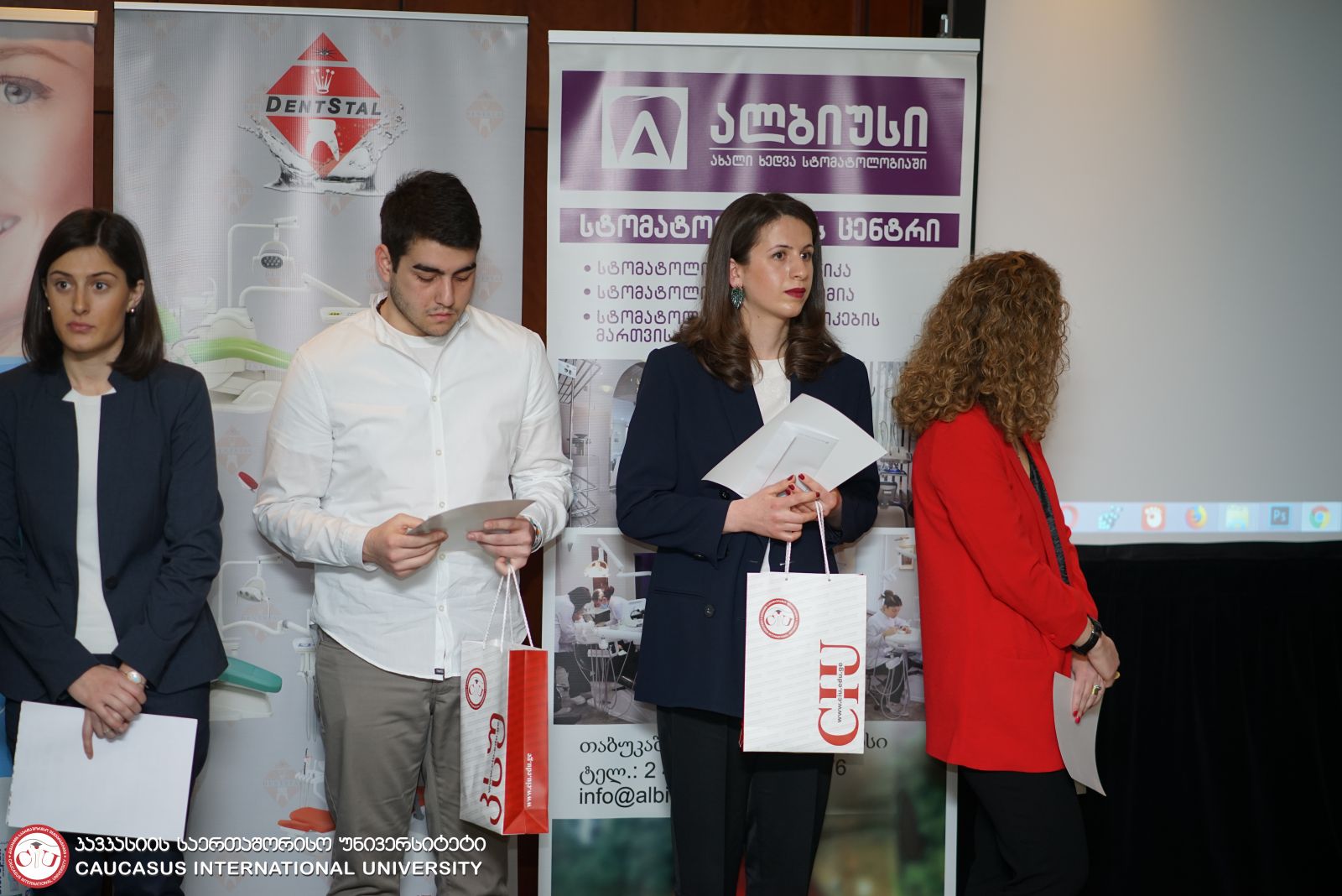 სტომატოლოგიური კონგრესის გამარჯვებულებს საჩუქრები კსუ-ს მედიცინის ფაკულტეტის დეკანმა - ლალი მეკოკიშვილმა გადასცა