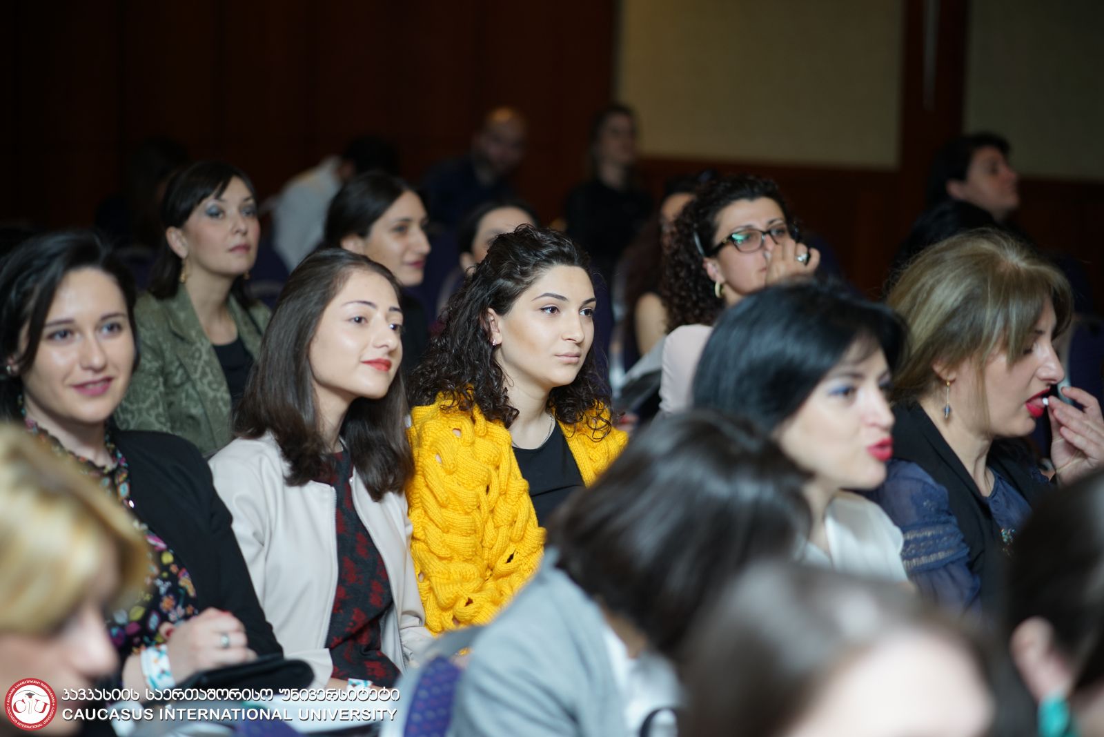 სტომატოლოგიური კონგრესის გამარჯვებულებს საჩუქრები კსუ-ს მედიცინის ფაკულტეტის დეკანმა - ლალი მეკოკიშვილმა გადასცა