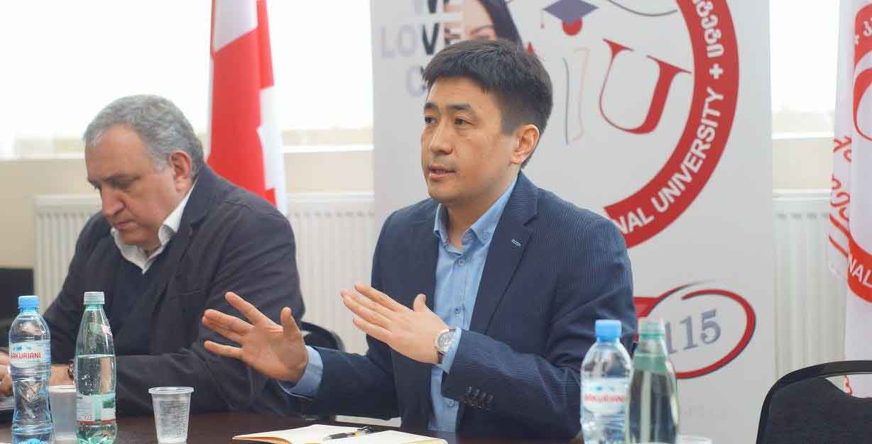 დიდი ბრიტანეთის წმინდა ანდრიას უნივერსიტეტის დოქტორანტი შაირბეკ ჟურაევის შეხვედრა კსუ-ს სტუდენტებთან