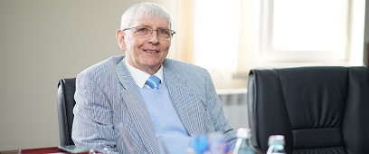 Affiliated Professor Peter Lydyard Paid Working Visit to CIU