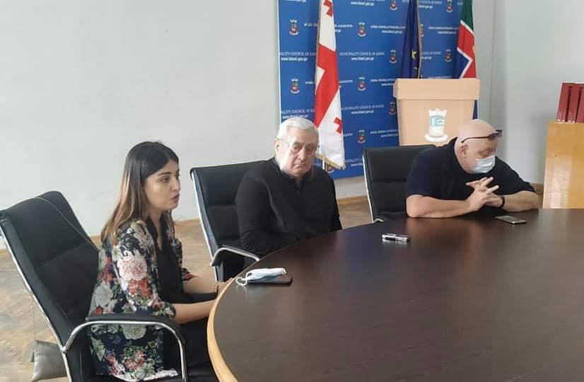 ქ. ხონის საკრებულოს შენობაში კსუ-ს დელეგაციას განათლების რესურს-ცენტრის ადგილობრივმა წარმომადგენლებმა უმასპინძლეს